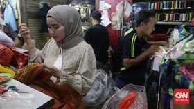 FOTO: Semringah Para Penjahit Banjir Pesanan Pakaian Jelang Lebaran