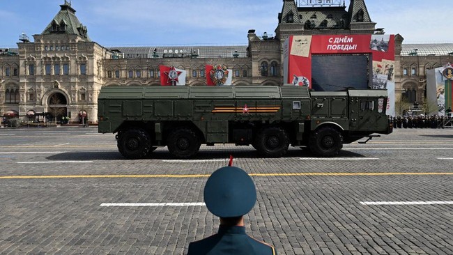 Serangan udara Rusia dengan rudal Iskander menewaskan 51 orang pelayat di desa Groza bagian timur Ukraina pada Kamis (5/10). 