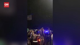 VIDEO: Polisi Giring 2 Jambret, Warga Nyanyi Happy Birthday To You
