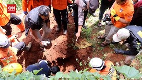 VIDEO: Detik-detik Mbah Slamet Tunjukkan 'Kuburan Massal' Korbannya