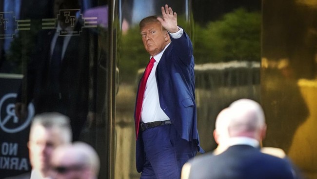 Mantan Presiden Amerika Serikat Donald Trump dinyatakan bebas bersyarat usai menyerahkan diri ke penjara Fulton County, Kamis (24/8) malam.
