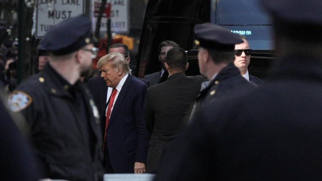 MA Amerika Izinkan Trump Cabut Status Hukum Imigran untuk Dideportasi Hakim pengadilan izinkan Trump mencabut status hukum sementara ratusan imigran yang tinggal di AS. Hal itu memerkuat upaya Trump mendeportasi imigran.