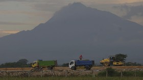 Pekerja berada di atas truk yang mengangkut tanah uruk saat proses pembangunan jalan tol Solo-Yogyakarta di Sawit, Boyolali, Jawa Tengah, Jumat (31/3/2023). PT Jogjasolo Marga Makmur (JMM) memastikan tol fungsional Solo-Yogyakarta selesai sebelum Leb