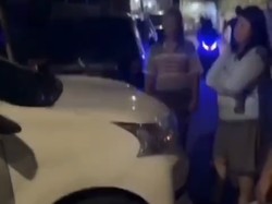 Kronologi Warga Jelambar Cekcok gegara Mobil Parkir Ganggu Jalan Umum