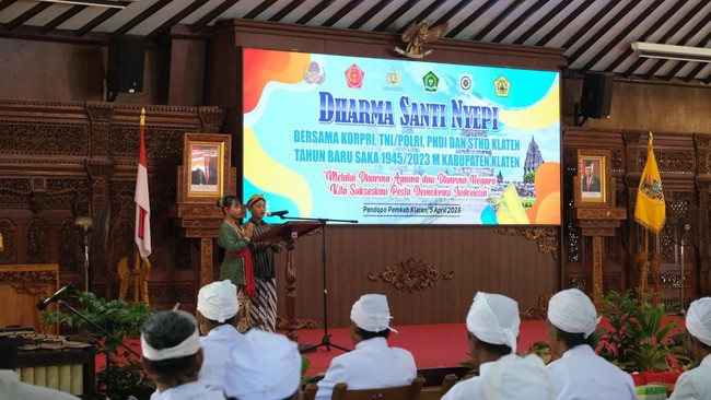 Pemkab Klaten mengadakan perayaan Dharma Santi Nyepi sebagai implementasi implementasi ajaran Tri Hita Karana di Pendopo Pemerintah Kabupaten Klaten.
