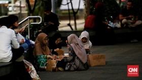 FOTO: Buka Puasa Kaum Urban di Jalanan Ibu Kota
