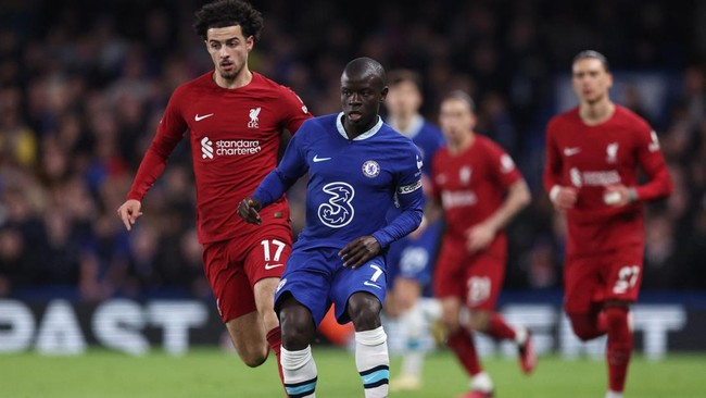 N'Golo Kante layak menjadi teladan bagi pesepakbola muslim lantaran kemampuan di lapangan dan kadar ketakwaan yang segendang sepenarian.