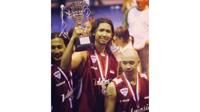 Tak sedikit yang berpendapat sukses di olahraga seperti bola basket harus mengorbankan hal lain, termasuk akademik, tetapi Cokorda Raka meruntuhkan stigma itu.