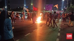 Demo Tolak UU Ciptaker di DPR Bubar Usai Saling Dorong dengan Polisi
