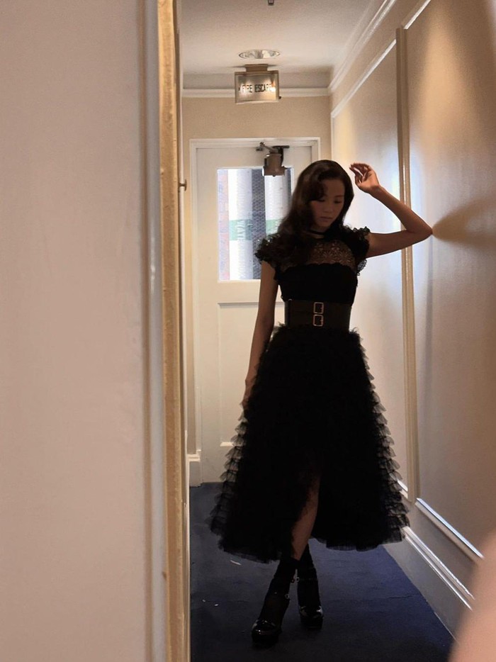 Jisoo BLACKPINK tampak elegan dalam balutan outfit berwarna serba hitam dari Dior, di mana idol K-Pop yang satu ini juga menjadi ambassador untuk brand tersebut./ Foto: instagram.com/sooyaaa__