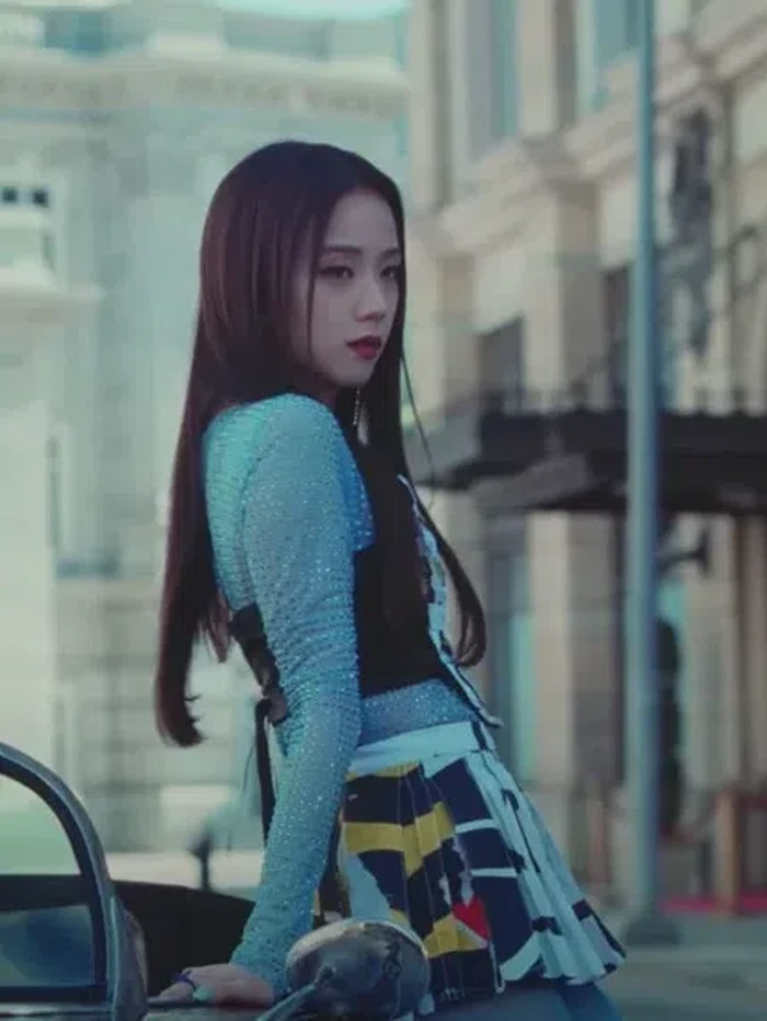 Tampil chic dan fierce, Jisoo mengenakan mesh long dress yang dipadukan dengan top dan skirt dari brand asal Spanyol, Reparto Studio./ Foto: inkistyle.com