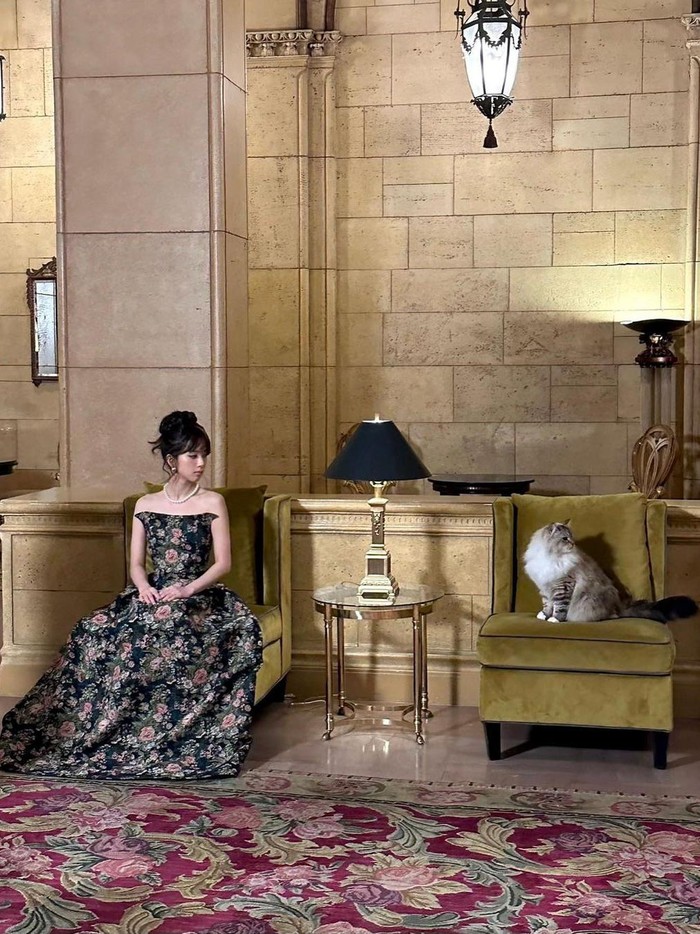 Menampilkan gaya klasik, Jisoo mengenakan dress bermotif bunga dari LEE y. LEEY yang sesuai dengan judul music video tersebut, 'Flower'./ Foto: instagram.com/sooyaaa__