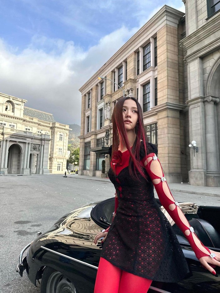 Didominasi warna merah dan hitam, Jisoo mengenakan Mirror Palais Maria Micro Dress dan cut-out sleeve top dari RUI. Kombinasi yang unik membuat outfit tersebut menjadi eye-catching./ Foto: instagram.com/sooyaaa__