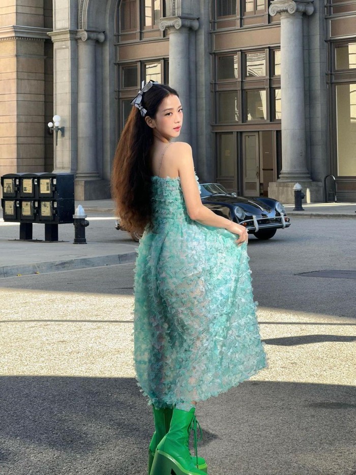 Tampil menawan dengan dress lainnya, Jisoo mengenakan Tiny Flower Marble Print Smock Bodie Dress dari Susan Fang yang dilengkapi dengan leather boots hijau dari Jimmy Choo./ Foto: instagram.com/sooyaaa__