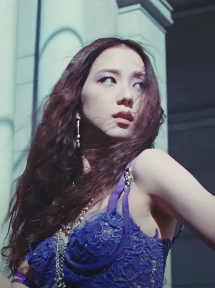 Gaya Jisoo yang menarik perhatian lainnya ialah outfit dress berwarna ungu, di mana gaun tersebut merupakan koleksi Versace's Spring Summer 2023./ Foto: tatlerasia.com