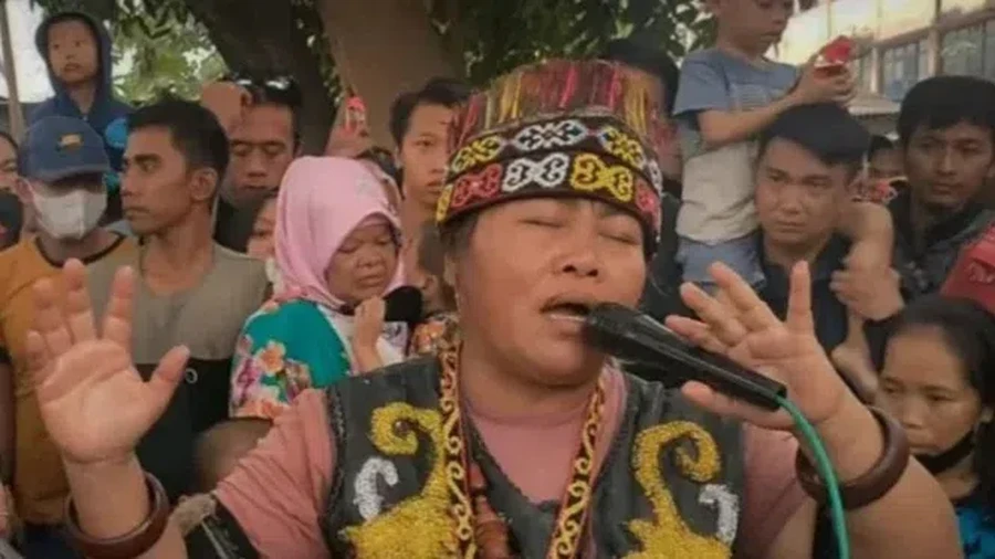 Siapa Ida Dayak mendadak jadi pertanyaan netizen. Ida Dayak disebut netizen bisa mengobati penyakit mulai tulang bengkok hingga stroke.