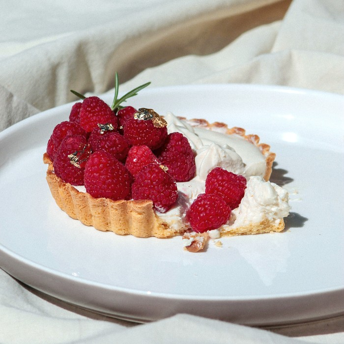 Ilustrasi kue dengan butter cream/Foto: Unsplash/Fernando Andrade