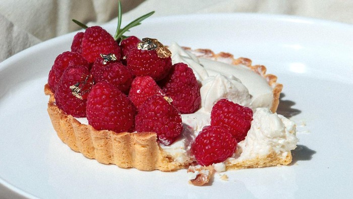 Ilustrasi kue dengan butter cream/Foto: Unsplash/Fernando Andrade