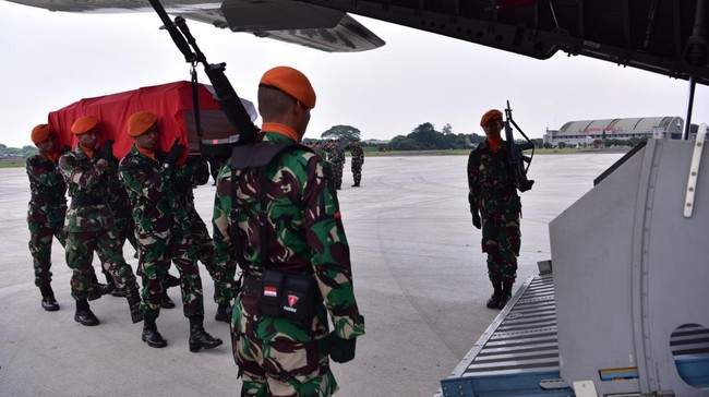 Latihan terjun payung Kopasgat dalam gladi kotor HUT TNI AU di Jakarta diwarnai kecelakaan yang menewaskan satu prajurit.