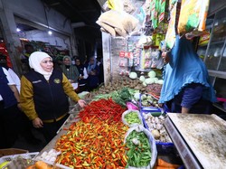 Tinjau Pasar Wage Nganjuk, Khofifah Pastikan Harga Bahan Pokok Stabil