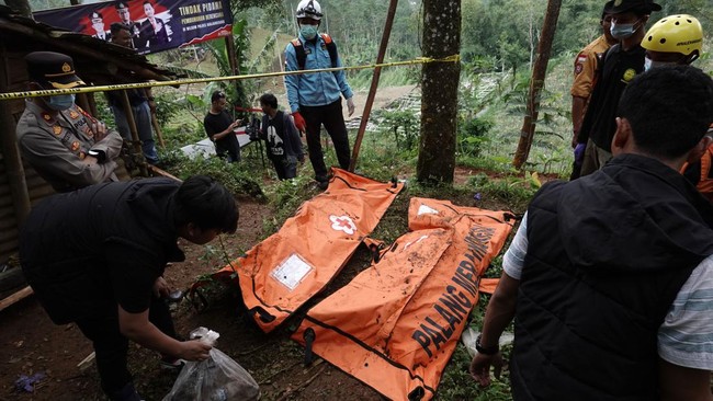 Mbah Slamet, dukun penggandaan uang di Banjarnegara, Jawa Tengah, selalu menawarkan minuman kepada pasiennya sebagai syarat agar uang pasien tergandakan.