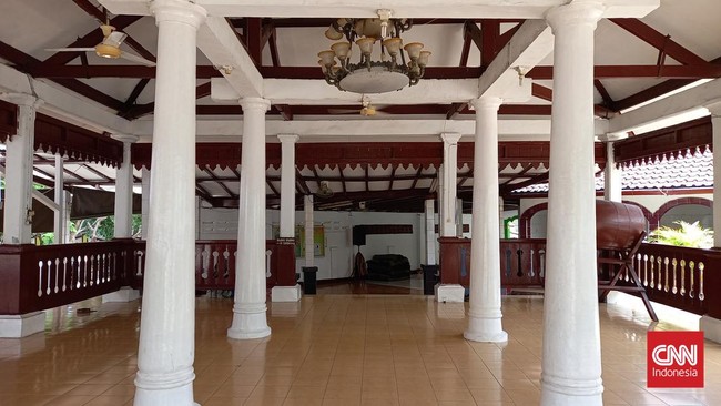 Sebuah makam keramat Kyai Haji Jamiin bin Abdullah terletak di dalam masjid tertua di Marunda yakni Masjid Al Alam Marunda.