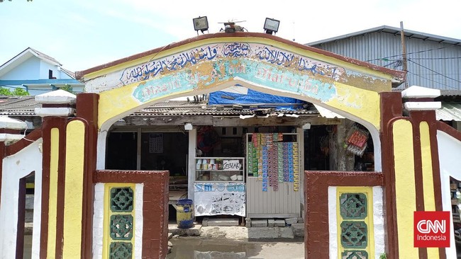 Sebuah makam keramat Kyai Haji Jamiin bin Abdullah terletak di dalam masjid tertua di Marunda yakni Masjid Al Alam Marunda.