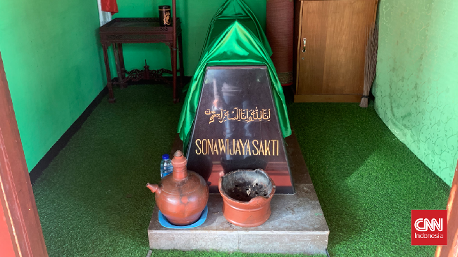 Tersempil satu makam keramat di Kebun Binatang Ragunan, Jakarta Selatan. Makam tersebut milik Eyang Sona Wijaya Sakti.
