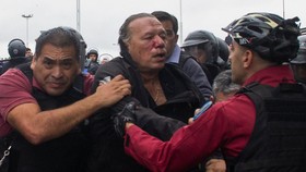FOTO: Menteri Keamanan Argentina Babak Belur Dihajar Massa Sopir Bus