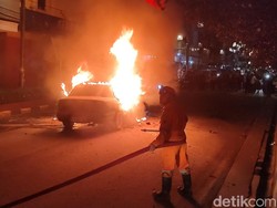 Warga Panik Saat Mobil Sedan Tiba-tiba Terbakar di Cianjur