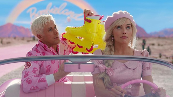 Pakaian bubblegum pink yang lebih serasi yang dikenakan oleh Margot Robbie, dalam peran utama Barbie, dan Ken dari Ryan Gosling saat mereka duduk di mobil convertible dalam perjalanan ke dunia nyata. (Dok. Warner Bros Picture)