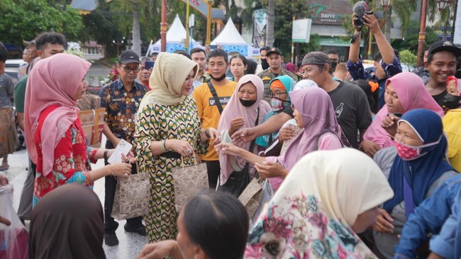 Menyambut Ramadan 2023, ASN Setda Klaten membagikan takjil gratis kepada masyarakat melalui kegiatan ASN Klaten berbagi di Alun-alun Klaten.