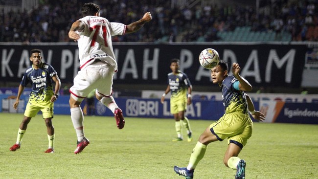 Gelandang Dewa United Asep Berlian melancarkan tekel brutal yang berbahaya ke pemain Persib Bandung Rachmat Irianto pada menit ke-14 di Liga 1, Jumat (14/7).