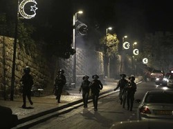 Polisi Israel Menyerbu Masuk ke Masjid Al-Aqsa saat Subuh