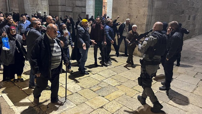 Polisi Israel mengklaim menyerang masjid Al Aqsa untuk meringkus sejumlah pemuda berpenutup wajah yang dianggap provokator dan agitator.