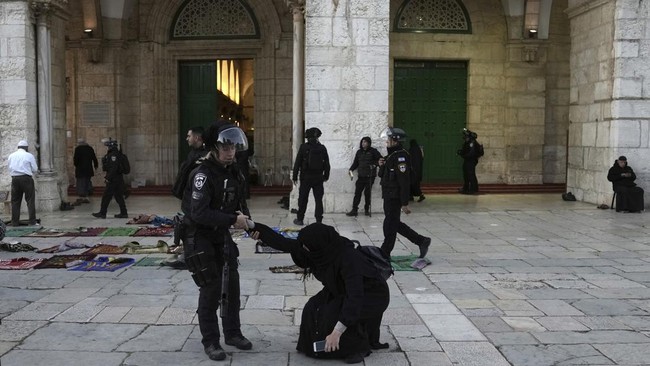 Sejumlah pejabat Israel mengakui tindakan polisi memukuli Muslim yang sedang beribadah di Masjid Al Aqsa pada pekan lalu memang berlebihan dan merusak citra.
