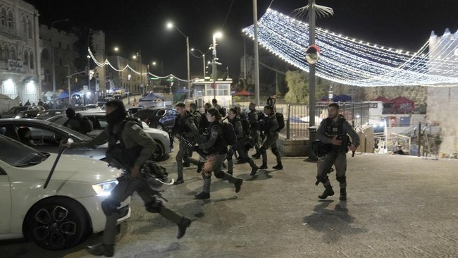 Polisi Israel mengklaim menyerang masjid Al Aqsa untuk meringkus sejumlah pemuda berpenutup wajah yang dianggap provokator dan agitator.