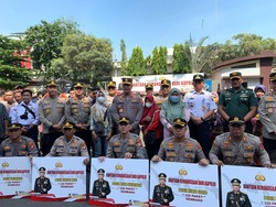 Polri Salurkan 2.000 Paket Bansos, Kini ke Warga Jakut