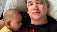 <p>Sebagai Ayah baru, Adipati termasuk sosok yang sangat dekat dengan anaknya, Bunda. Aktor tampan ini bahkan kerap terlihat momong Nae dan membantunya untuk bersendawa. (Foto: Instagram: @adipati)</p>