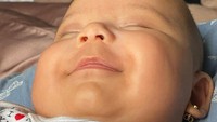 <p>Sosok Nae menjadi idaman baru para om dan tante <em>online</em> karena disebut bayi bule yang memiliki pipi <em>chubby</em>. Wah, menggemaskan banget ya, Bunda! (Foto: Instagram: @cantitachril)</p>