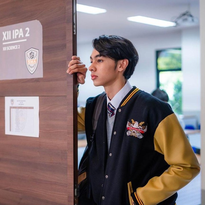 <p>Pria 18 tahun itu menarik perhatian netizen karena terjun ke dunia akting dan berperan sebagai salah satu karakter di film Argantara. Dalam film, ia juga beradu akting dengan aktor ternama seperti Aliando Syarief dan Natasha Wilona. (Foto: Instagram: @fattahsyach)</p>