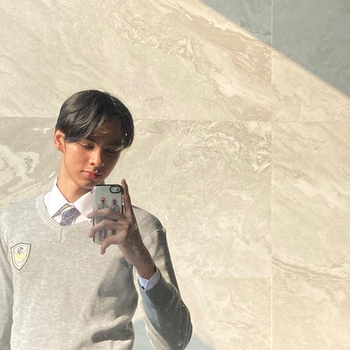 <p>Memiliki wajah yang tampan membuat Fattah diidolakan oleh remaja putri. Pengikut di media sosial Instagram-nya kini sudah menembus angka 22 ribu, Bunda. (Foto: Instagram: @fattahsyach)</p>