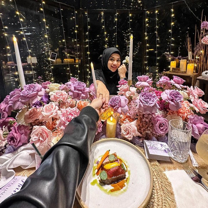 <p>"Happy anniversary. Semoga bahagia selamanya. Sakinah, mawaddah, warahmah," tutur seorang netizen. "Saya doakan semoga @attahalilintar & @aurelie.hermansyah terus SAMAWA, sehat-sehat semua, rezeki berlimpah, berkah, dan selalu dalam lindungan Allah SWT," doa netizen lainnya.  (Foto: Instagram: @attahalilintar)</p>