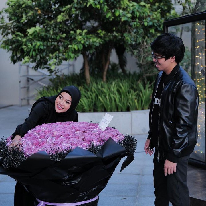 <p>Sebelum memasuki area makan malam, Atta memberikan sebuah buket bunga berukuran besar kepada Aurel, Bunda. Aurel yang mendapatkan buket pun terlihat sumringah ketika menerimanya. (Foto: Instagram: @attahalilintar)</p>