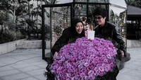 7 Potret Anniversary ke-2 Aurel dan Atta, Diberi Buket Bunga Raksasa oleh Suami