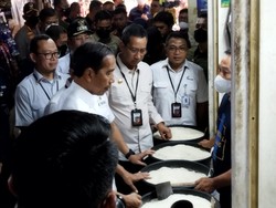 Blusukan ke 2 Pasar di Jakarta, Jokowi: Pasokan Tak Masalah, Harga Turun