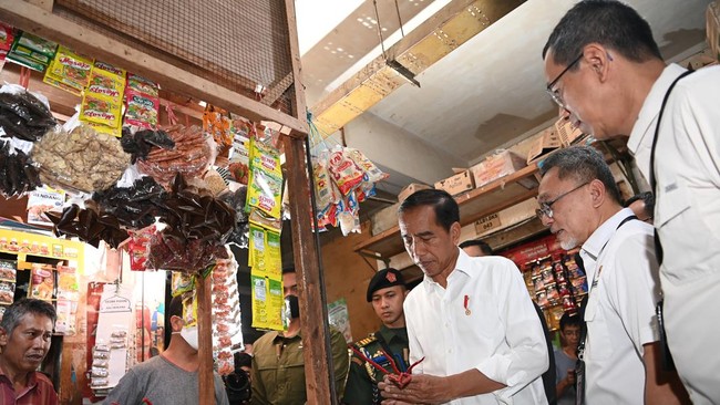 Presiden Jokowi menyoroti mahalnya harga bawang putih yang tembus Rp60 ribu per kilogram (kg) di Sulawesi Tengah.