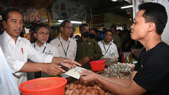 Jokowi mengecek langsung harga pangan di minggu terakhir jelang Lebaran 2023. Harga-harga terpantau stabil tetapi beras masih mahal.
