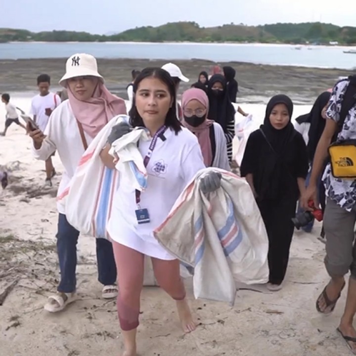 <p>Selain itu, ia juga mengingatkan bahwa menjaga alam juga menjadi bentuk syukur kepada Tuhan. "Lihat deh betapa indahnya alam kita. Menjaga alam kita adalah bentuk rasa syukur kepada tuhan udah dikasih bumi yang sangat indah untuk kita tinggal didalamnya," tulisnya, dikutip dari akun @prillylatuconsina96. (Foto: Instagram @prillylatuconsina96)<br /><br /><br /></p>