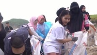 7 Potret Prilly Latuconsina Bersihkan Sampah di Pantai Lombok, Publik Figur Idaman